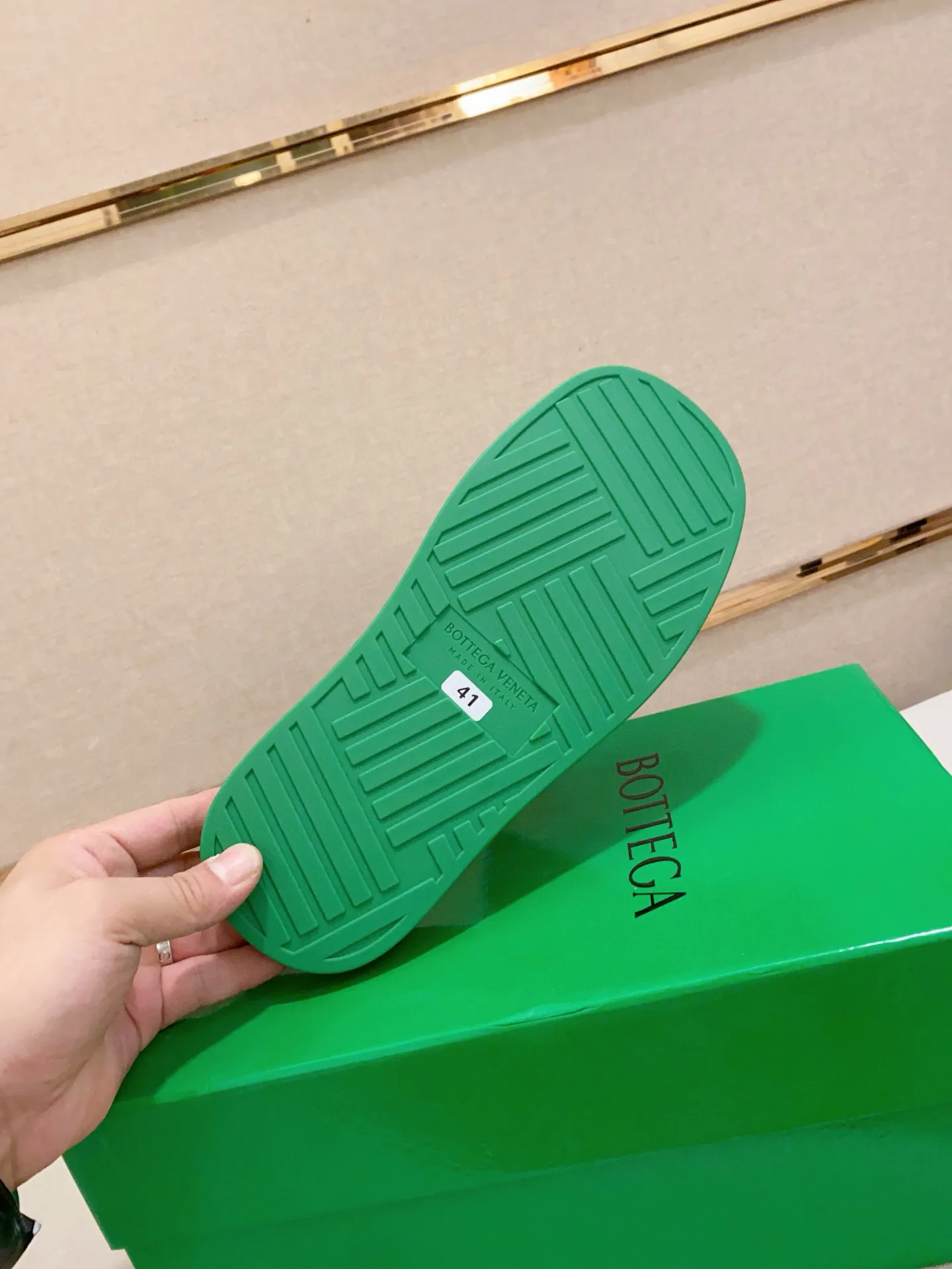 Men's shoes💰: 340💰Couple style👫【BV~Bottega Veneta】Trendy new slippers are on the market, the same style as the official website. Counter quality [strong][strong][strong] Selected rubber fabrics, high-end atmosphere, super cost-effective model. Original wear-resistant rubber outsole. Fine workmanship. The upper layer of materials is used. The quality is visible. Shoe size: Female 36-40. Male 38-46